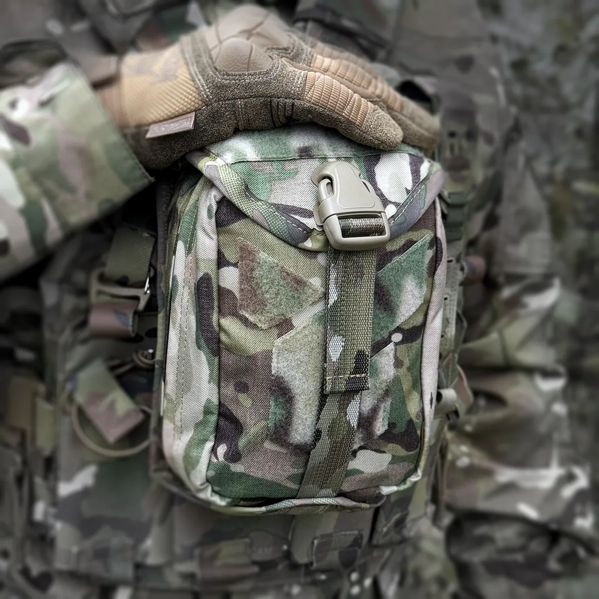 Porta IFAK DNIPRO PM22 Multicam montato frontalmente su plate carrier tattico.