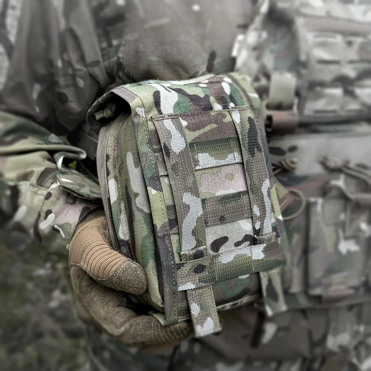 Retro della custodia IFAK DNIPRO PM22 Multicam con piattaforma di fissaggio MOLLE.