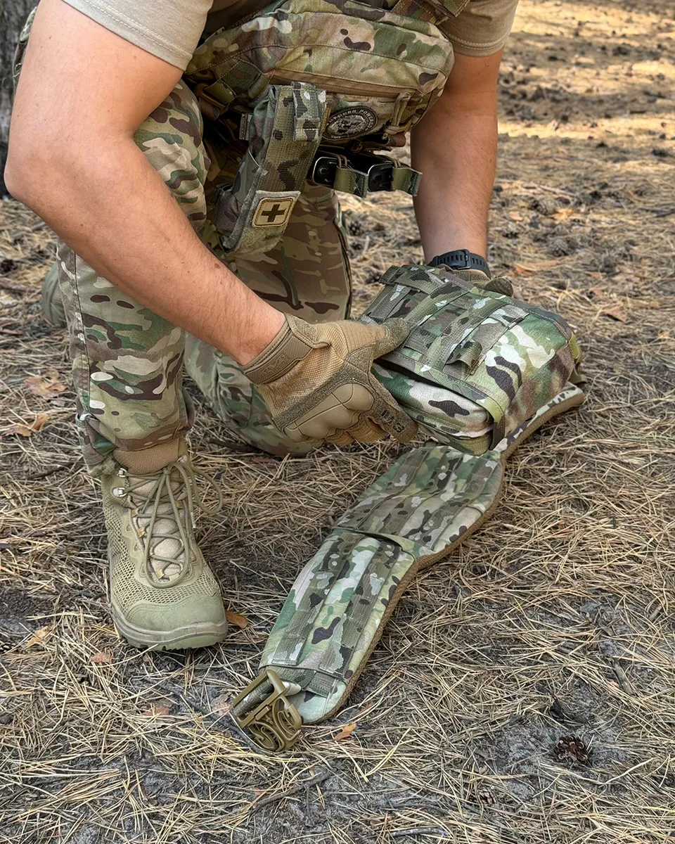 Separazione della custodia IFAK DNIPRO PM22 Multicam dalla piattaforma MOLLE tramite Velcro.