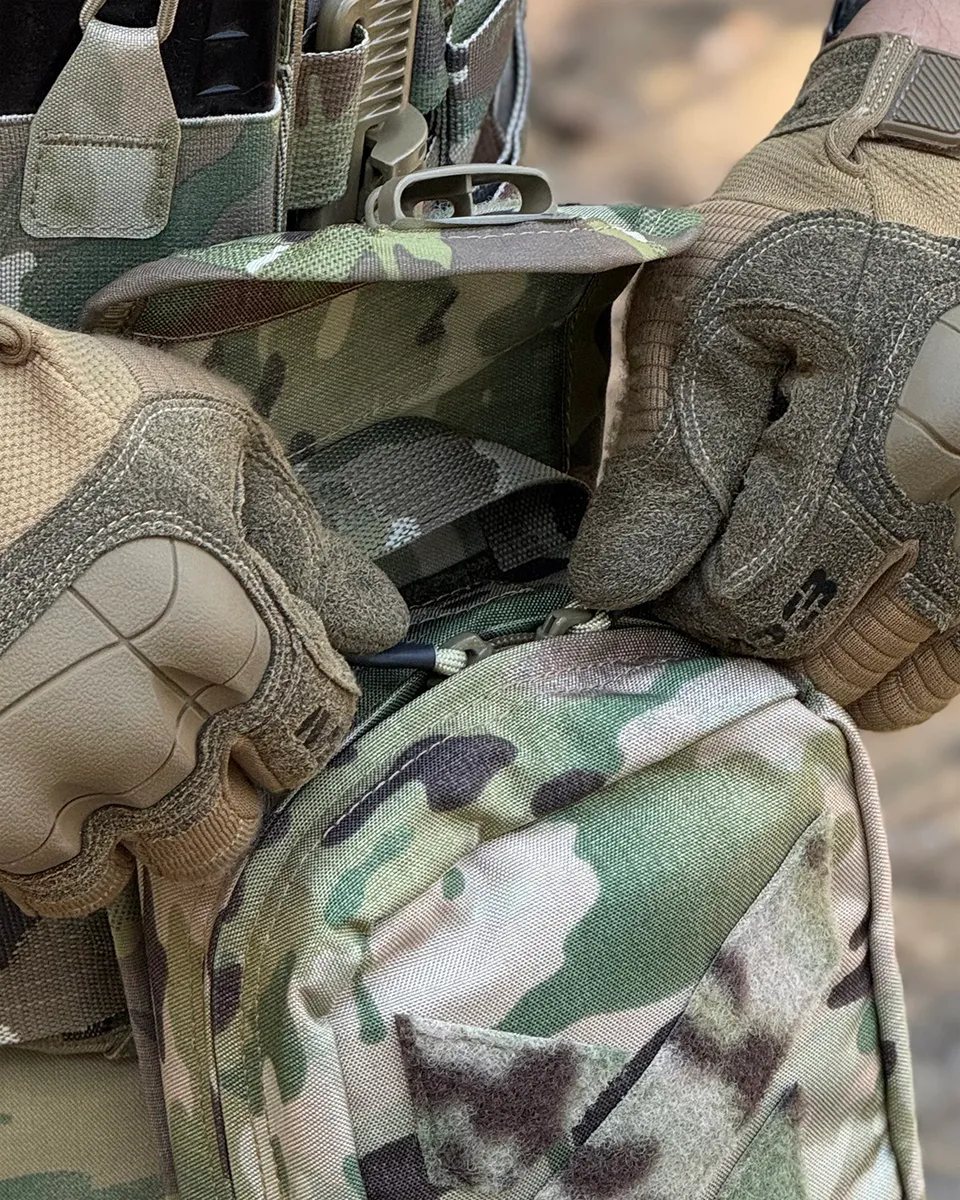 Utilizzo del sistema Rip-Away della custodia IFAK DNIPRO PM22 Multicam durante un intervento operativo.