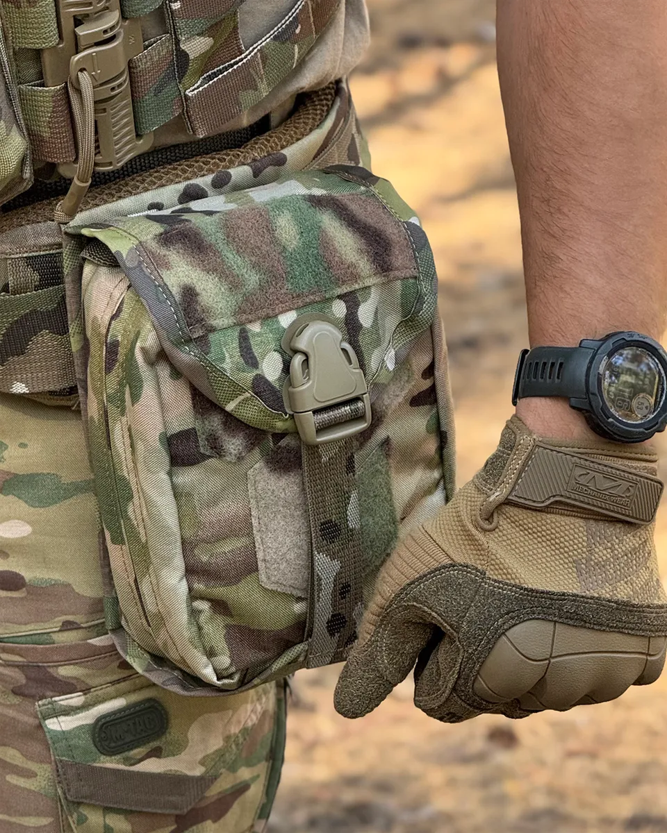 Porta IFAK DNIPRO PM22 Multicam installato su cinturone tattico tramite sistema MOLLE.
