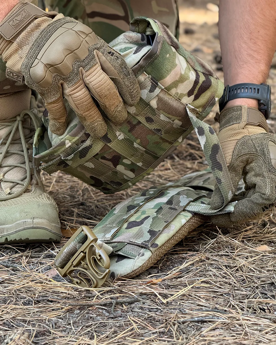 Custodia IFAK DNIPRO PM22 Multicam fissata all'equipaggiamento durante l'impiego operativo.