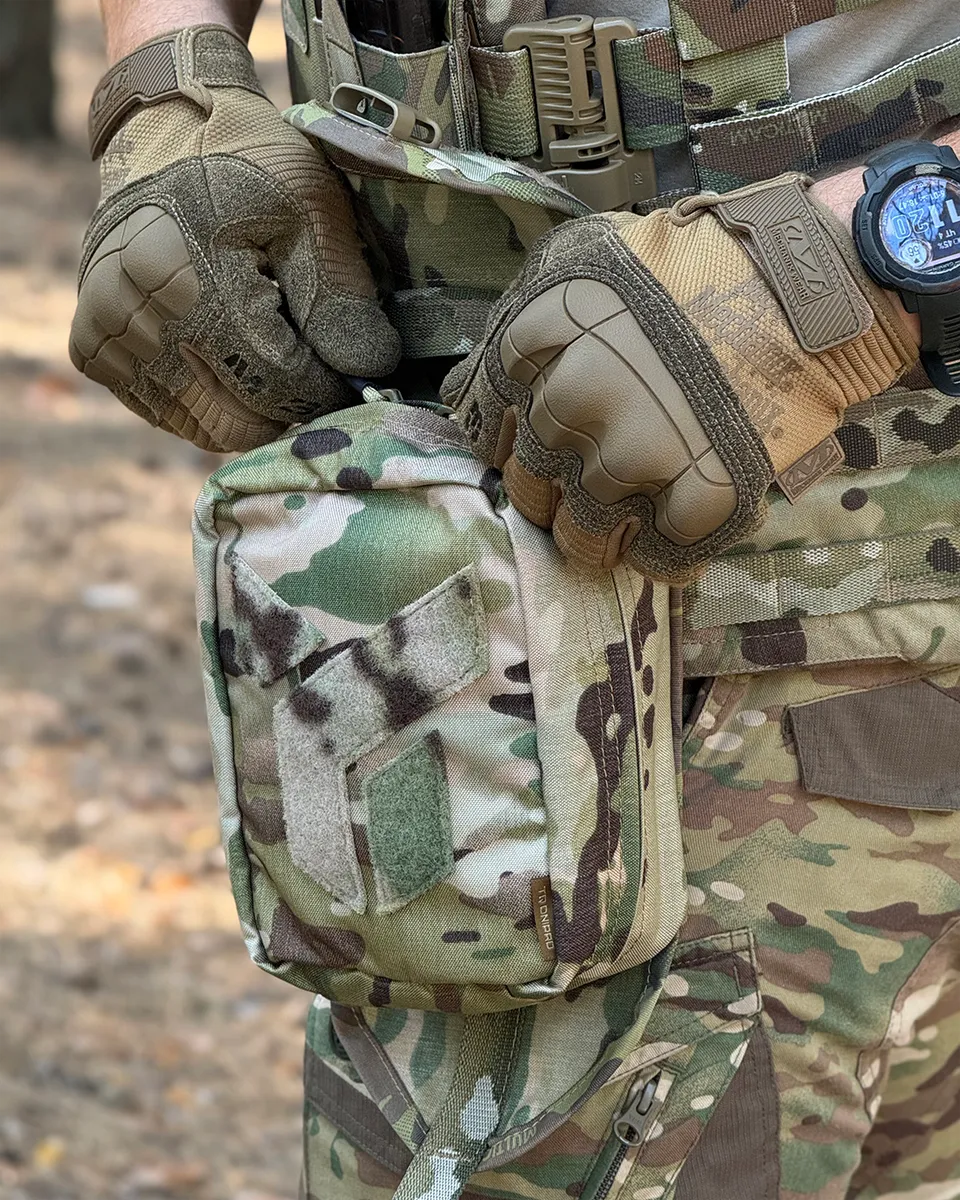 Impiego della custodia IFAK DNIPRO PM22 Multicam montata sull'equipaggiamento tattico.