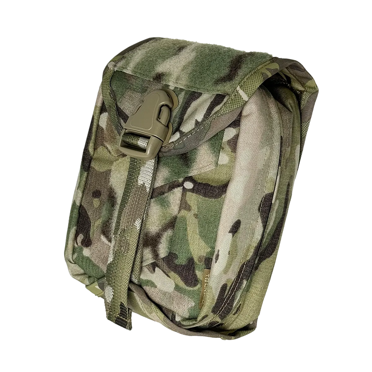 Vista prospettica della custodia IFAK DNIPRO PM22 Multicam con chiusura FAST e pannello Velcro frontale.