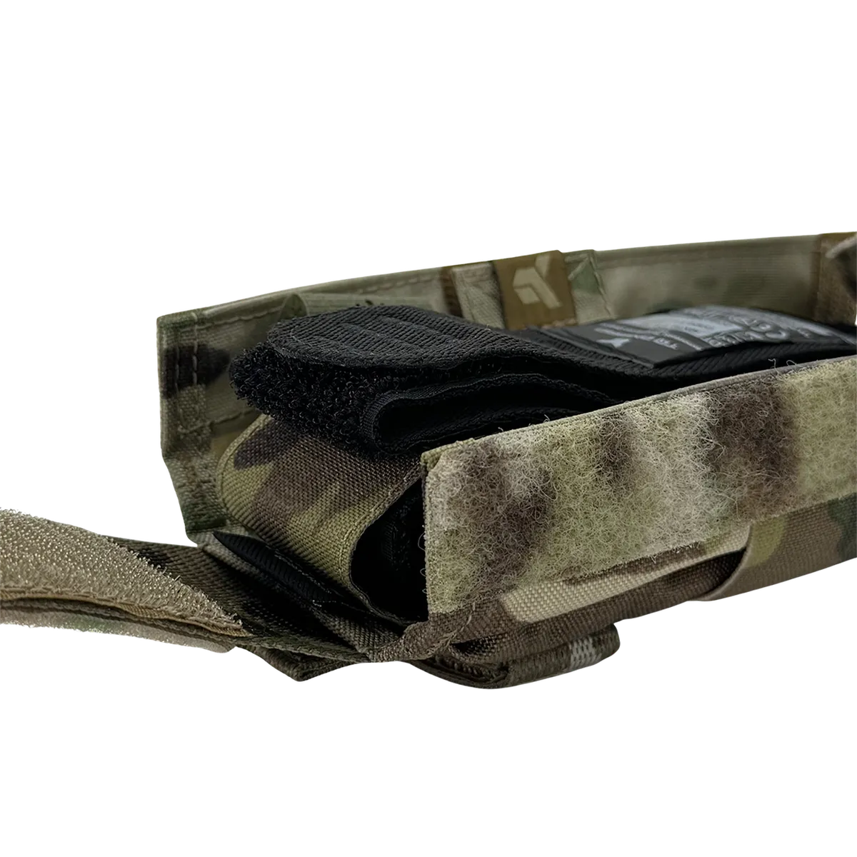 Sistema di apertura rapida della custodia porta tourniquet DNIPRO PM08 Gen2 Multicam con tourniquet alloggiato.