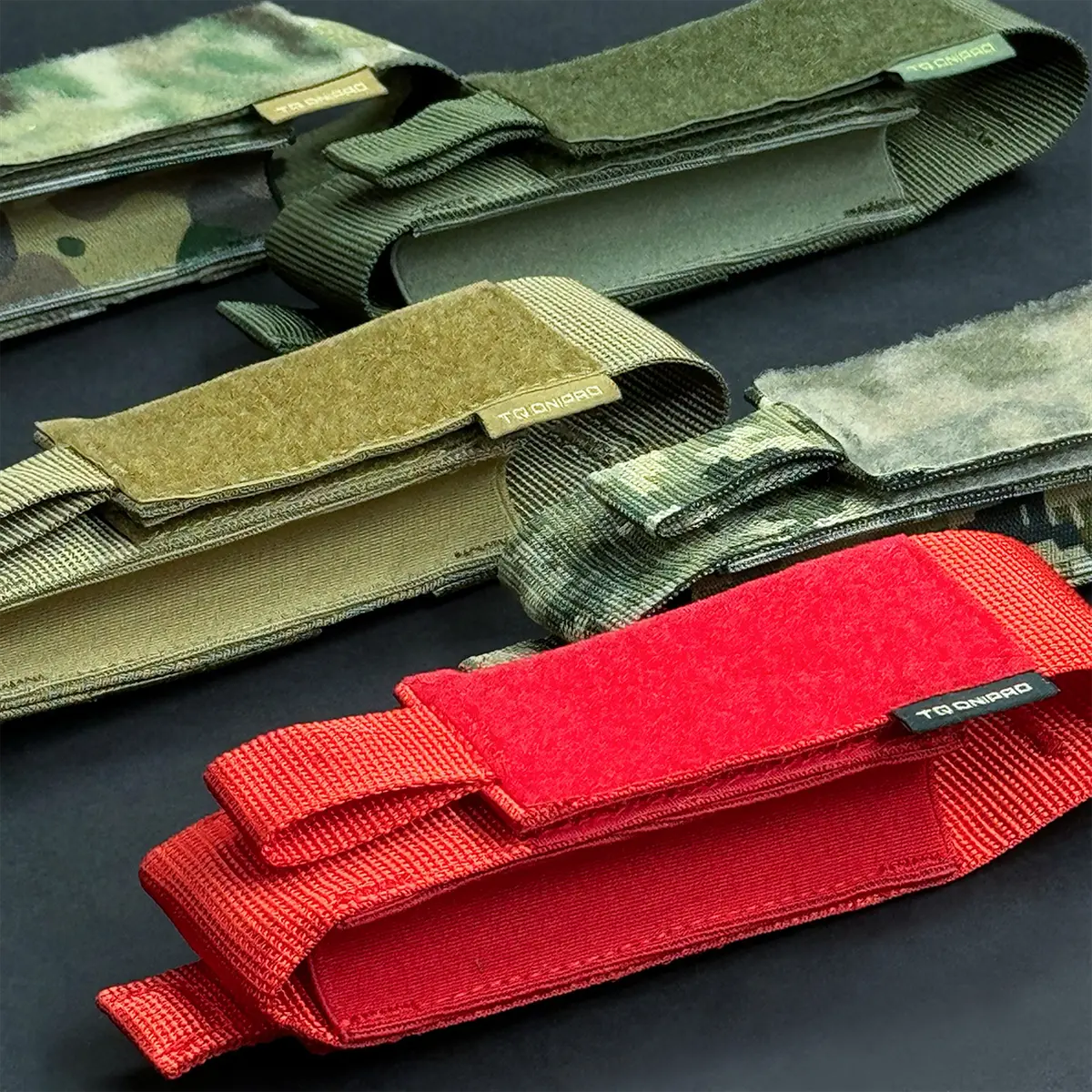 Confronto tra le varianti colore del porta tourniquet tattico DNIPRO MP01 con modello Rosso in primo piano