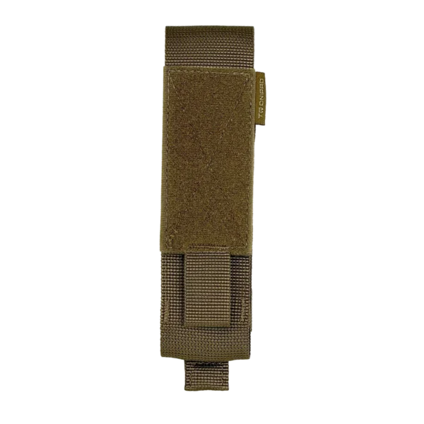 Vista frontale del porta tourniquet tattico compatto DNIPRO PM01 GEN2 colore Coyote