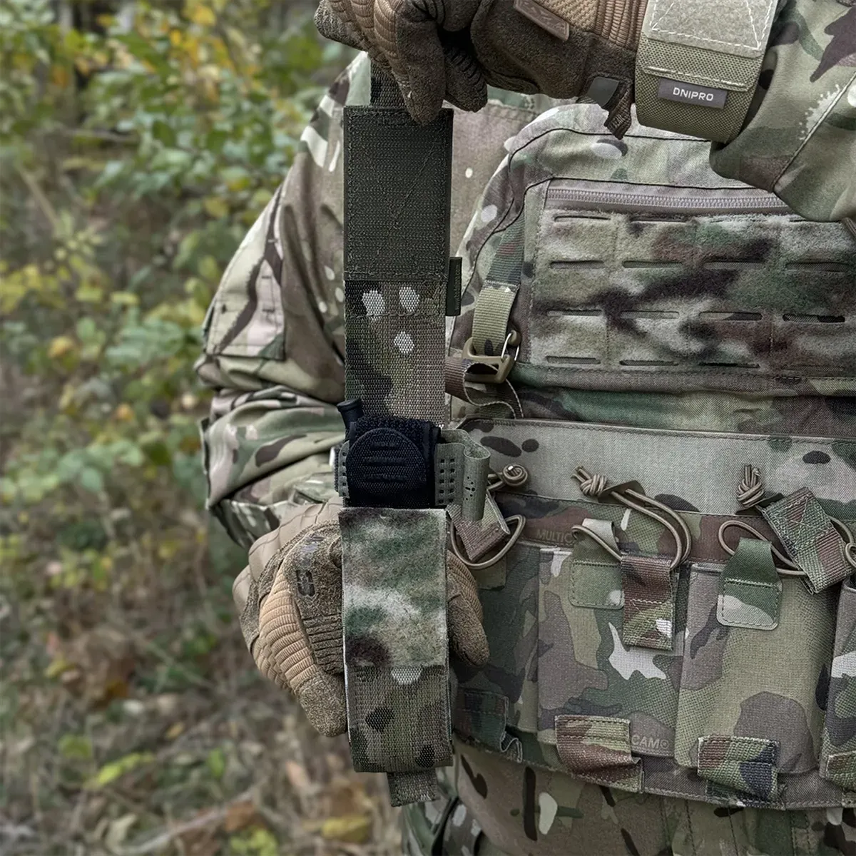 Dimostrazione dell'estrazione rapida del tourniquet dal porta tourniquet DNIPRO PM01 GEN2 Multicam con una sola mano