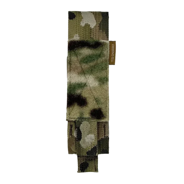 Vista frontale del porta tourniquet tattico compatto DNIPRO PM01 GEN2 colore Multicam