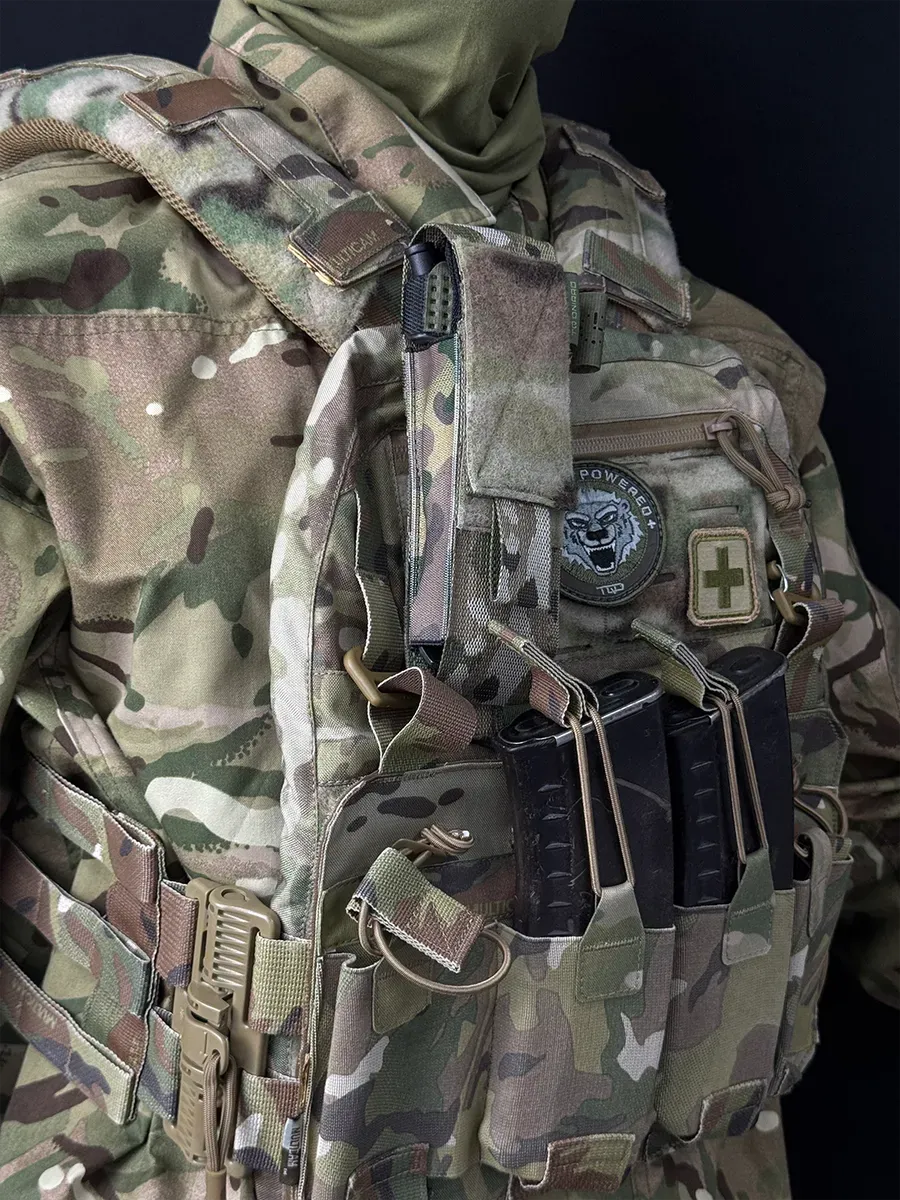 Porta tourniquet DNIPRO PM01 GEN2 Multicam installato sullo spallaccio di un plate carrier con sistema MOLLE