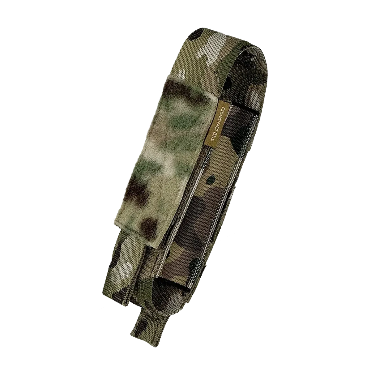 Vista prospettica del porta tourniquet tattico DNIPRO PM01 GEN2 Multicam con chiusura a Velcro ed elastici laterali di ritenzione