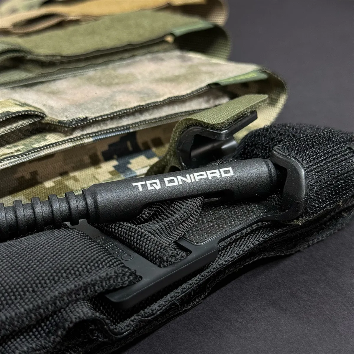 Dettaglio del porta tourniquet tattico DNIPRO PM01 GEN2 Nero con tourniquet montato e sistema di ritenzione rapido