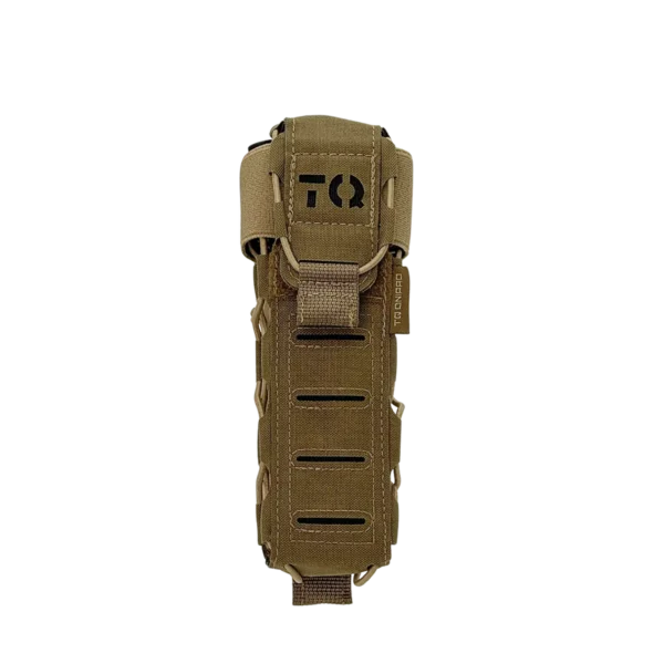 Vista frontale del porta tourniquet tattico DNIPRO Gen2 PM03 colore Coyote con marcatura TQ laser-cut