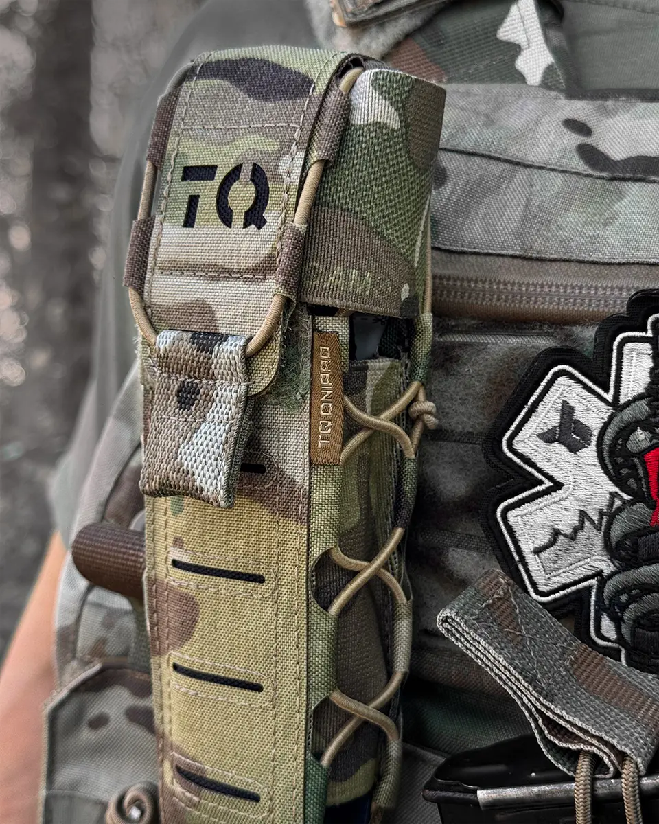 Dettaglio del porta tourniquet tattico DNIPRO Gen2 PM03 Multicam installato su plate carrier con accesso rapido al tourniquet