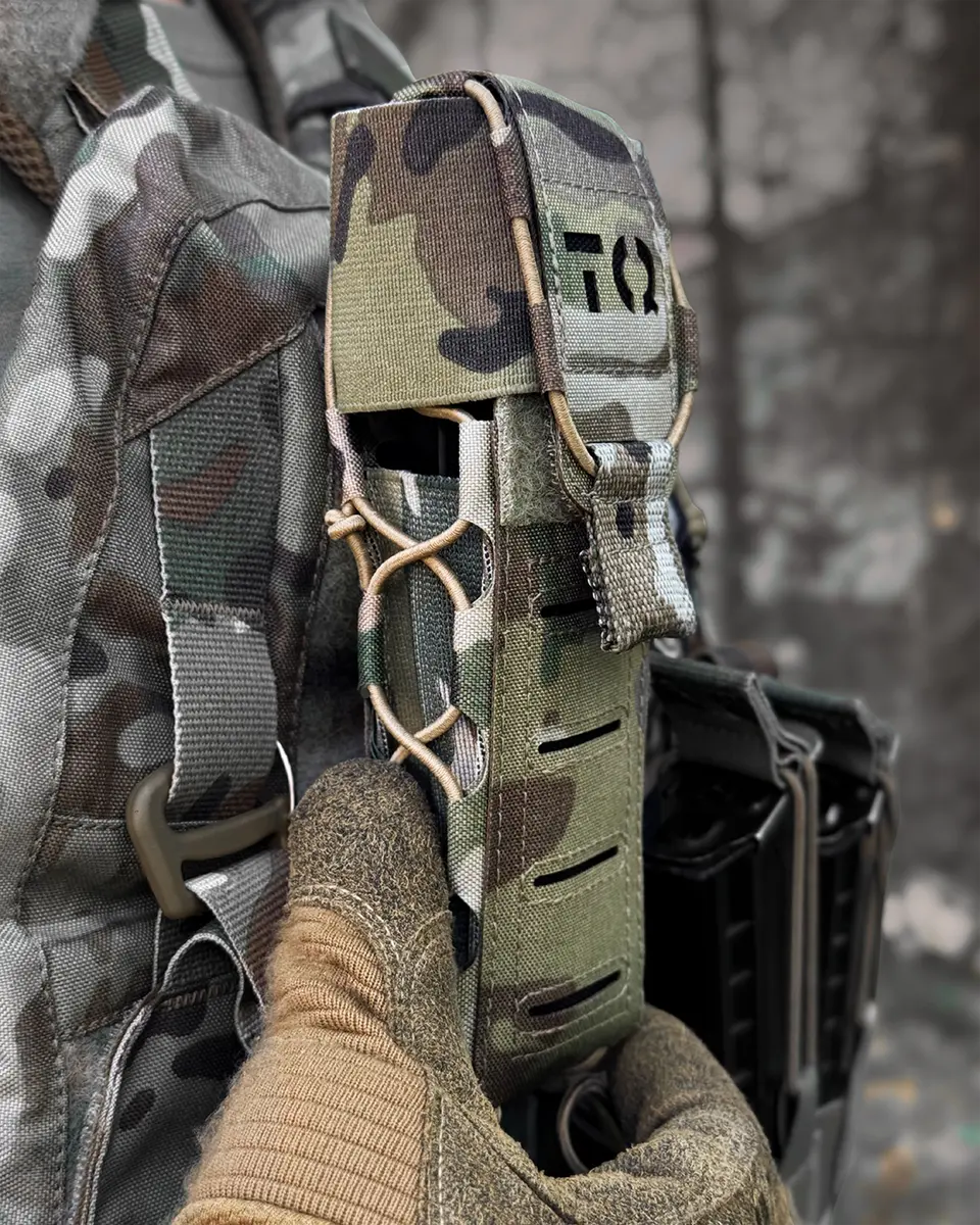 Dettaglio laterale del porta tourniquet tattico DNIPRO Gen2 PM03 Multicam montato su gilet tattico con sistema MOLLE