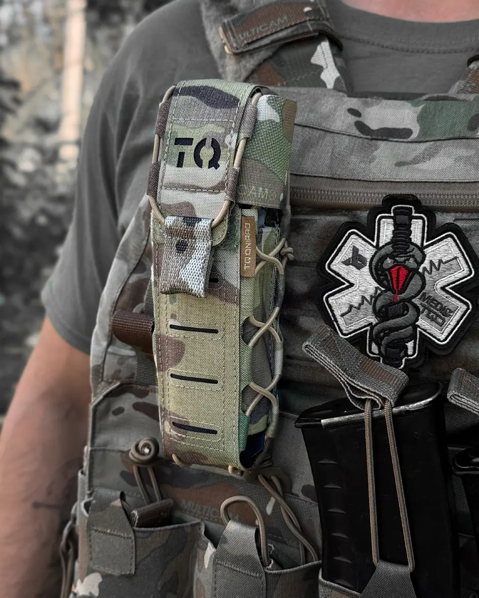 Porta tourniquet tattico DNIPRO Gen2 PM03 Multicam fissato frontalmente su plate carrier tramite sistema MOLLE