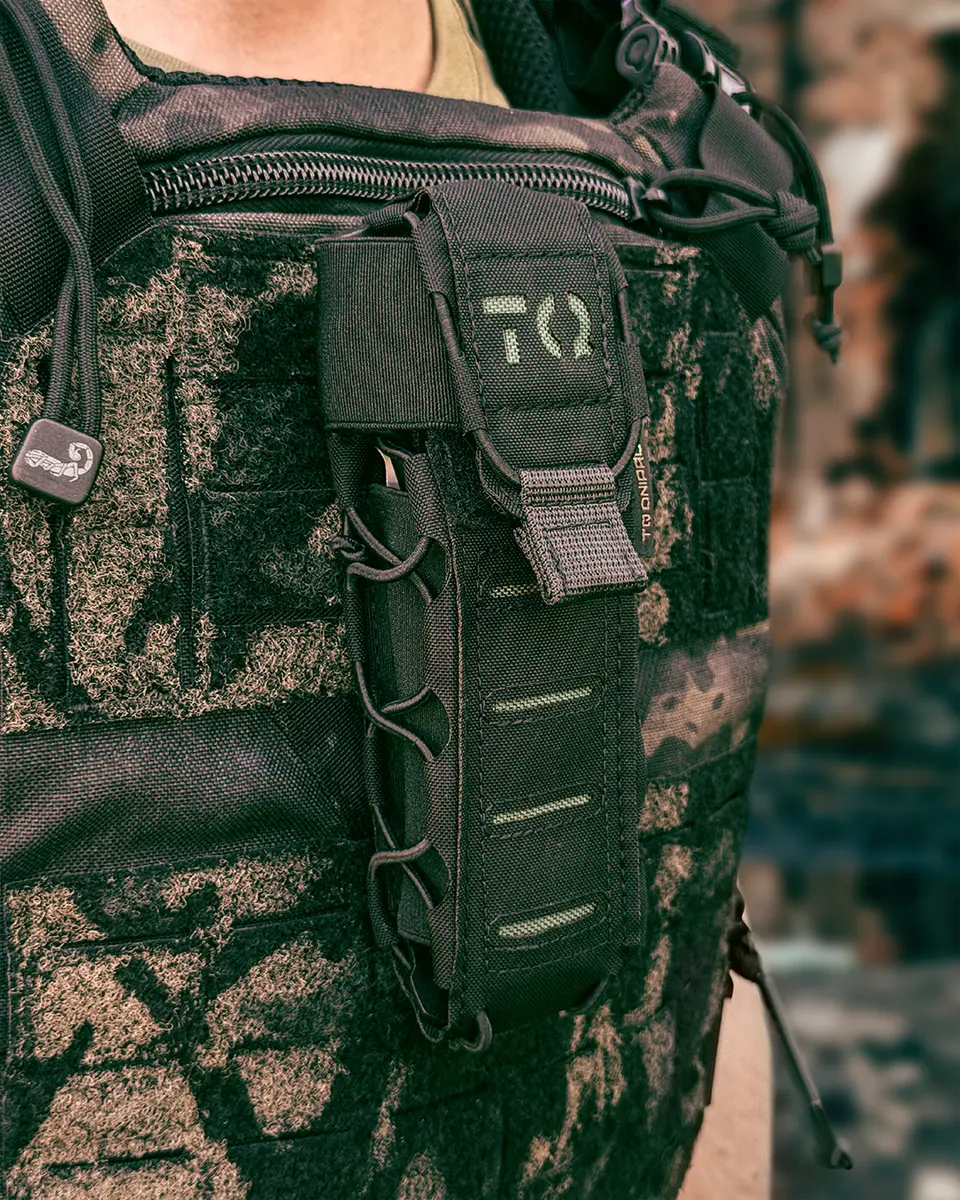 Porta tourniquet tattico DNIPRO Gen2 PM03 nero installato su plate carrier con sistema MOLLE