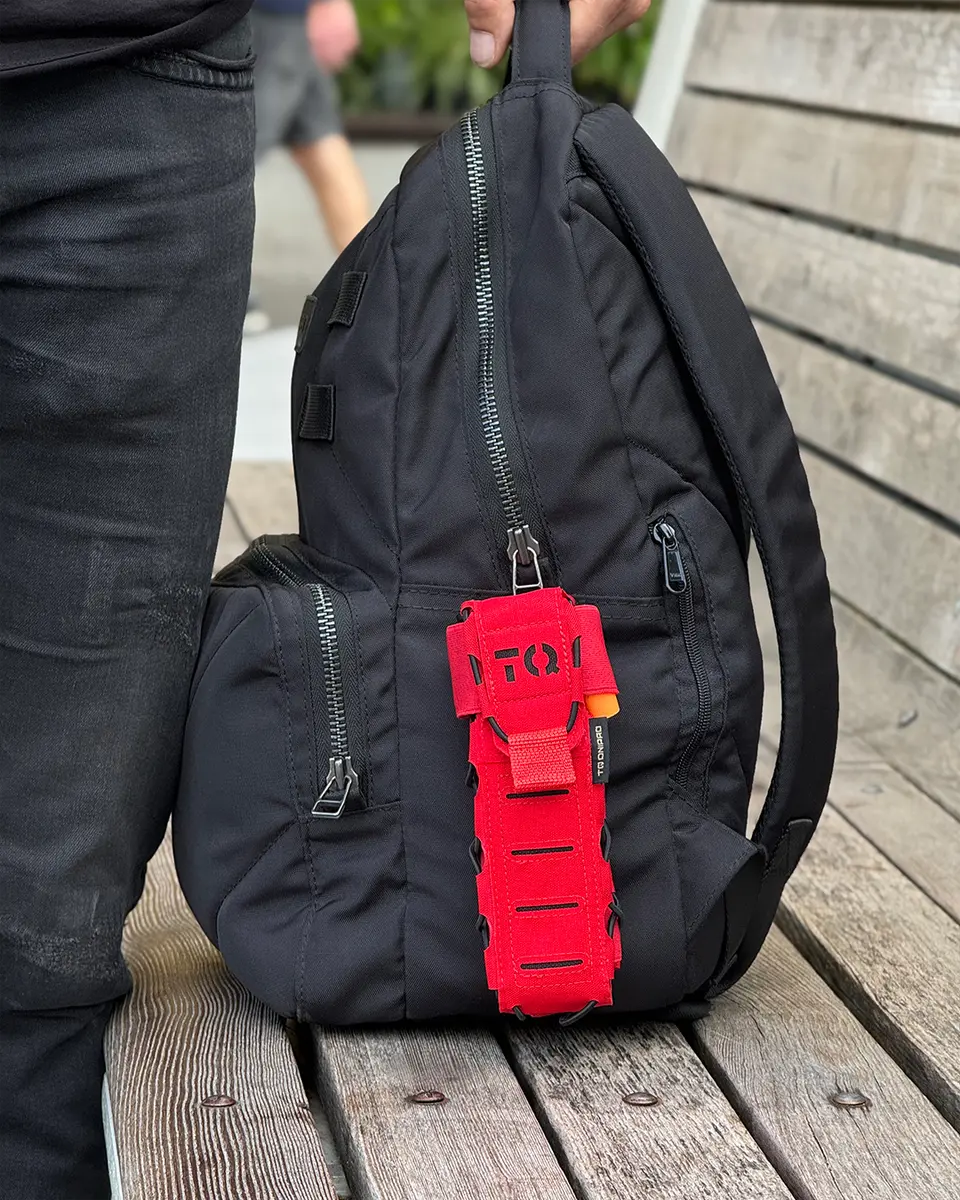 Porta tourniquet DNIPRO Gen2 PM03 rosso fissato a uno zaino EDC per un accesso immediato al tourniquet