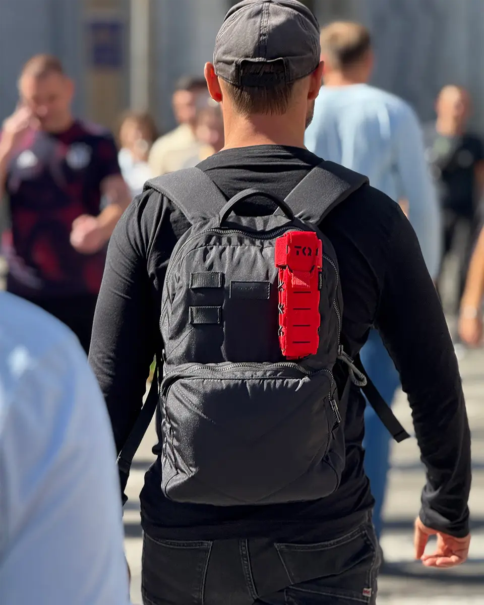 Porta tourniquet tattico DNIPRO Gen2 PM03 rosso montato su zaino urbano per kit di primo soccorso