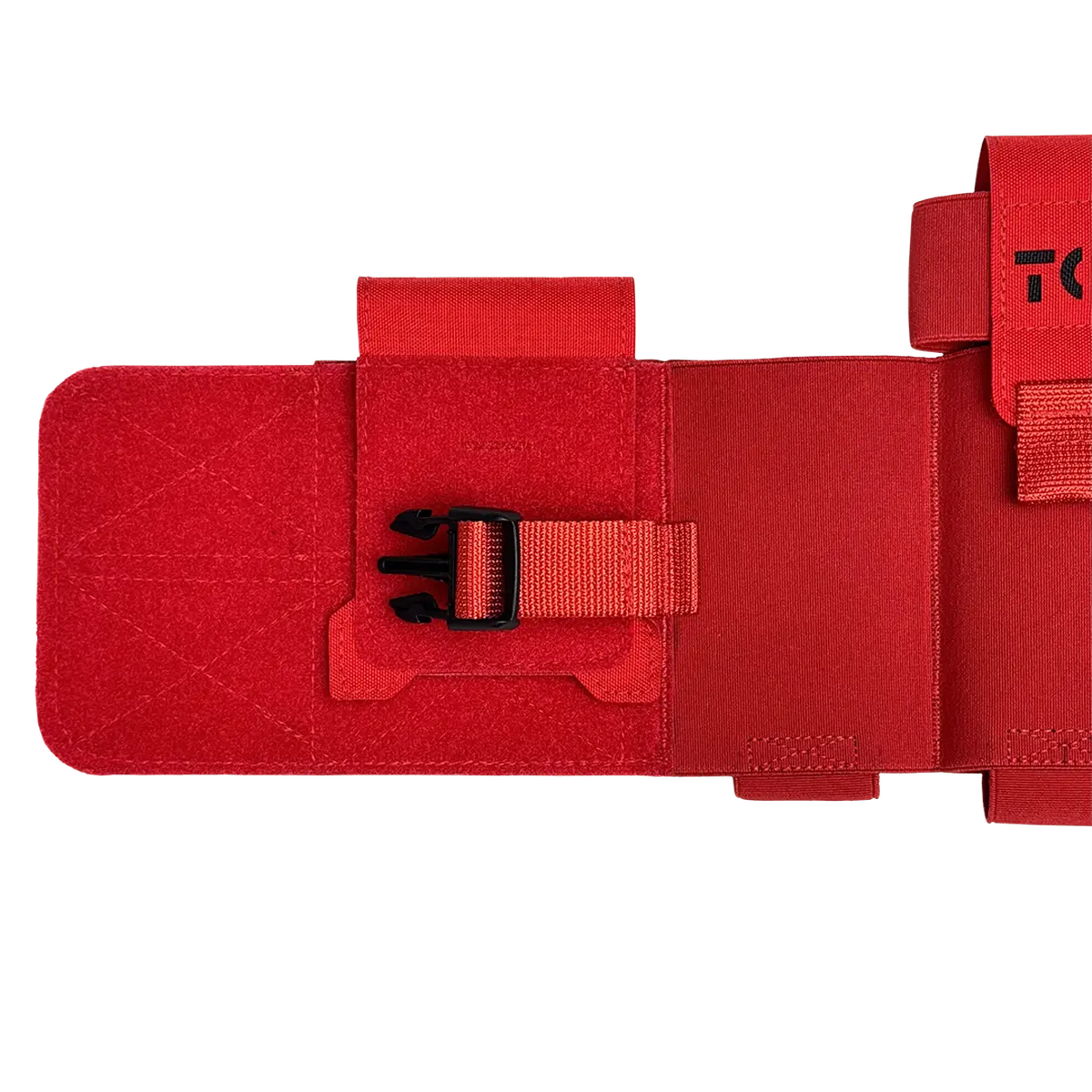 Dettaglio macro ravvicinato del layout interno della tasca medica rossa DNIPRO PM23, focus su nastro di ritenzione strutturale e fibbia di sicurezza nera.