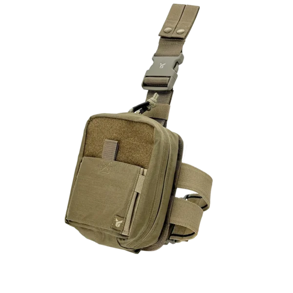 Tasca medica cosciale tattica DNIPRO PM21 in colorazione coyote, vista frontale del kit IFAK montato su piattaforma da coscia con fibbia di ritenzione.