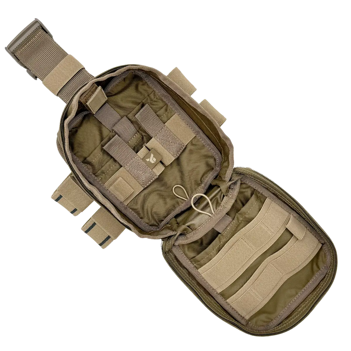 Scomparto interno della tasca medica tattica PM21 coyote completamente aperta, focus su bande elastiche, asole e tasche per bende e laccio emostatico.