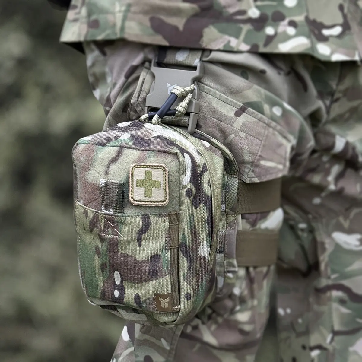 Tasca medica cosciale DNIPRO PM21 Multicam indossata sulla coscia di un operatore in assetto tattico con uniforme mimetica abbinata.