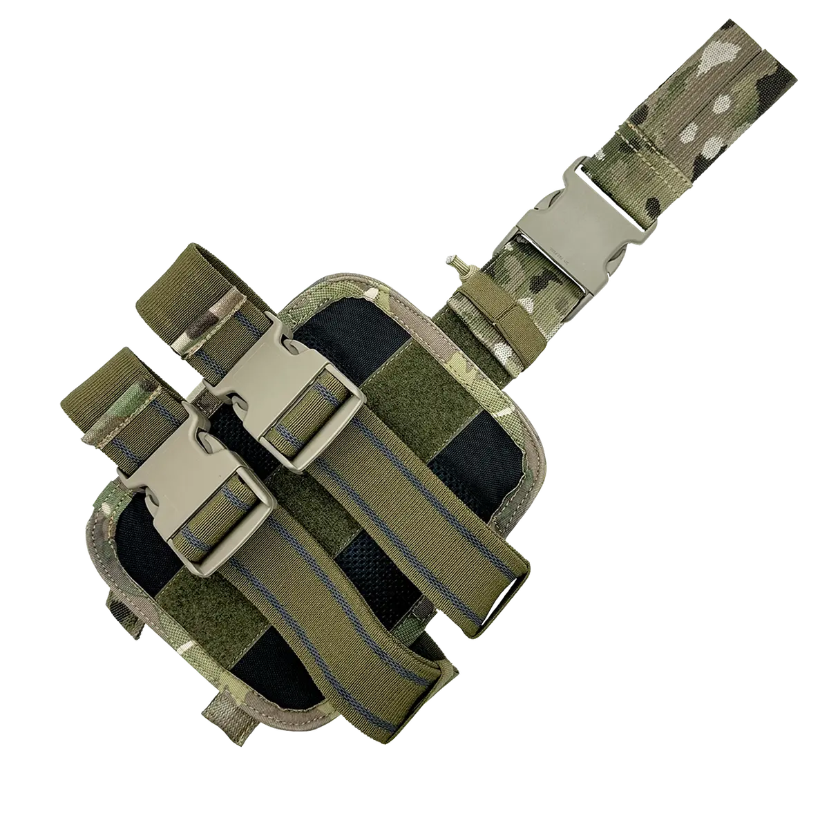 Retro della piattaforma cosciale tattica DNIPRO PM21 Multicam, con due cinghie elastiche di ritenzione verdi e fibbie FAST 2M.