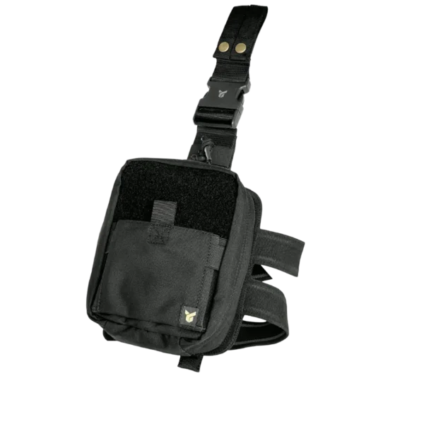Tasca medica cosciale tattica DNIPRO PM21 Gen2 di colore nero, vista frontale chiusa montata su piattaforma da coscia con patch medica.