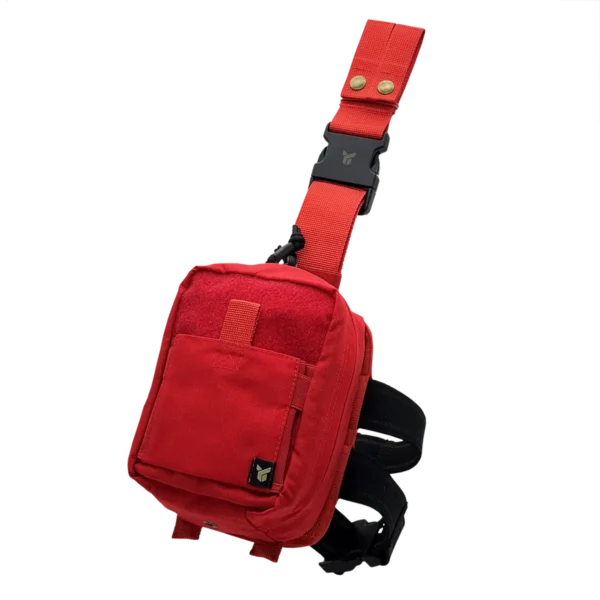 Tasca medica cosciale tattica DNIPRO PM21 Gen2 di colore rosso ad alta visibilità, vista frontale chiusa montata su piattaforma.