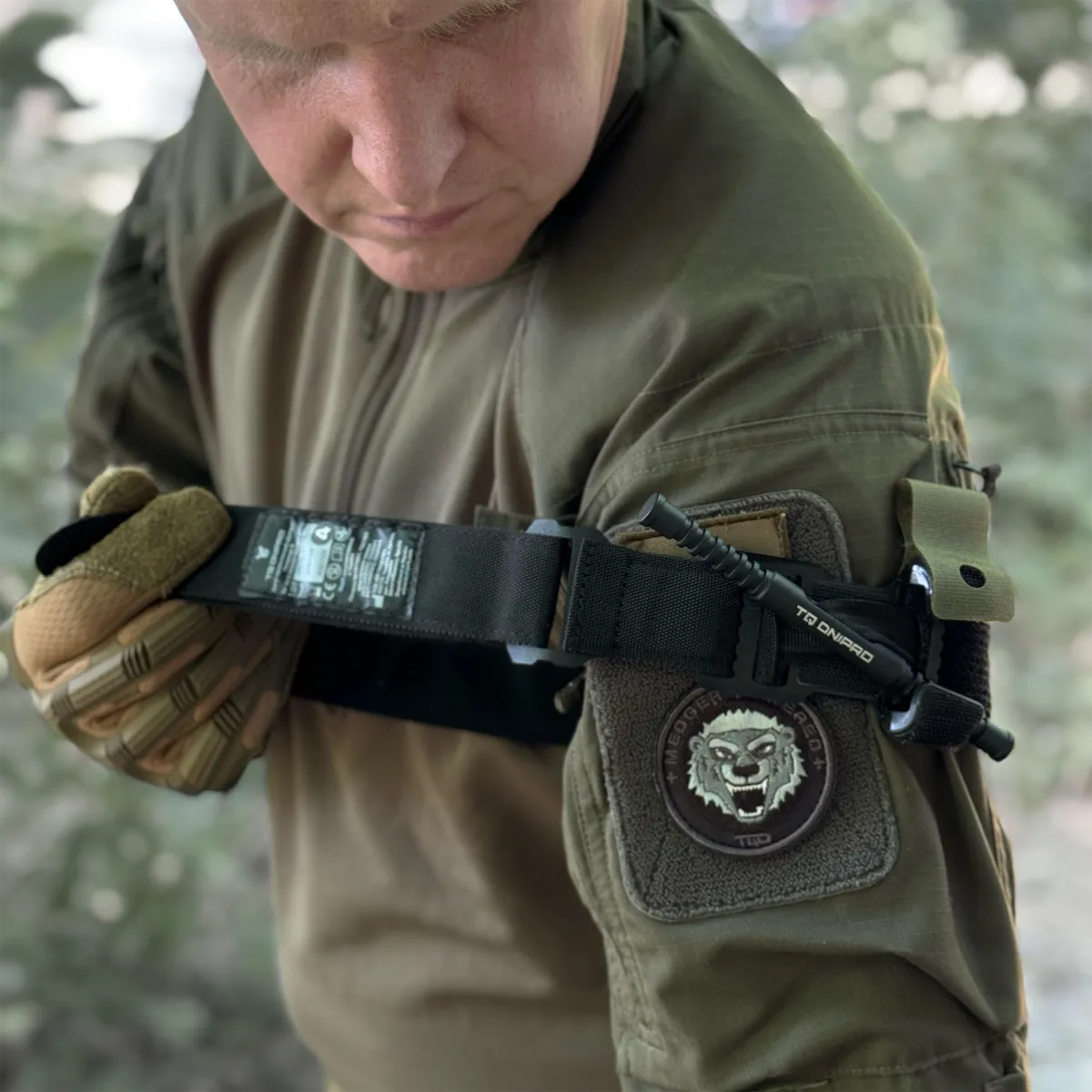 Tourniquet DNIPRO Gen2 nero applicato al braccio per il controllo delle emorragie massive