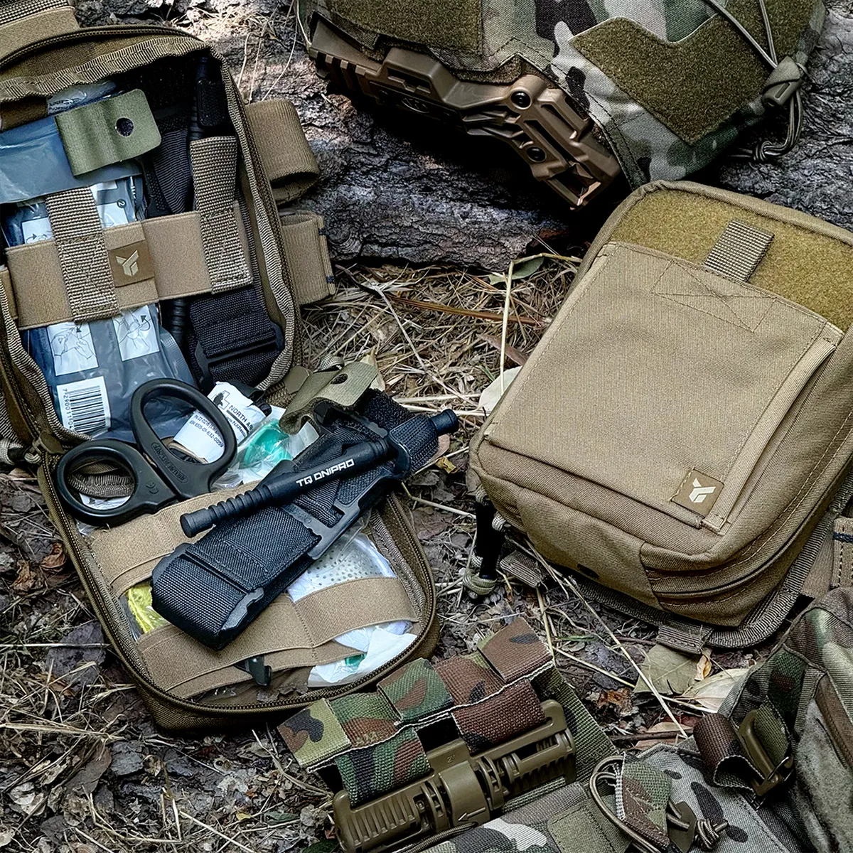 Tourniquet DNIPRO Gen2 nero inserito in un kit IFAK insieme ad altri dispositivi di primo soccorso tattico