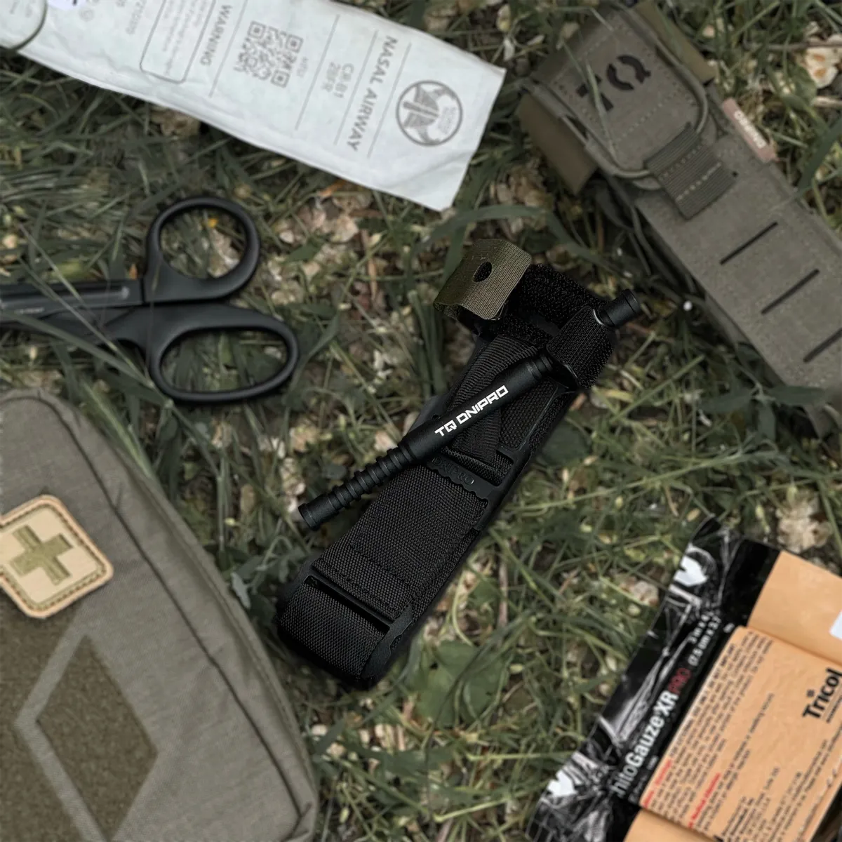 Tourniquet DNIPRO Gen2 nero accanto a dispositivi medici e accessori di emergenza