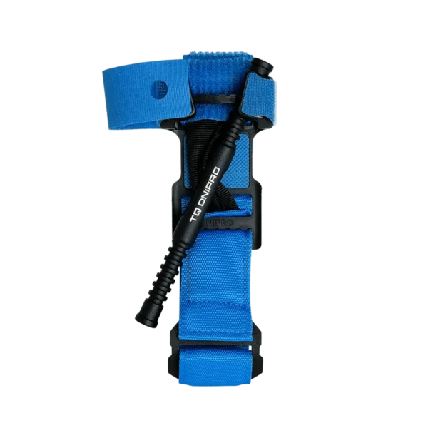 Tourniquet TQ DNIPRO blu per addestramento con windlass e fibbia di bloccaggio, vista frontale.