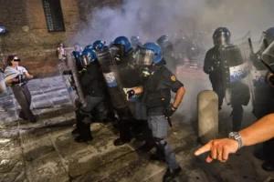 fotoreporter-sicurezza-manifestazioni-01 Forze dell’ordine in assetto antisommossa tra fumo e lacrimogeni
