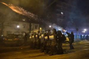 fotoreporter-sicurezza-manifestazioni-02 Schieramento delle forze dell’ordine durante scontri notturni con fumogeni
