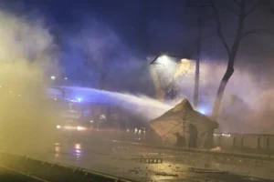 fotoreporter-sicurezza-manifestazioni-03 Schieramento delle forze dell’ordine durante scontri notturni con fumogeni