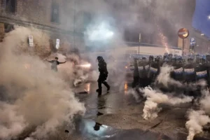 fotoreporter-sicurezza-manifestazioni-05 Schieramento delle forze dell’ordine durante scontri notturni con fumogeni