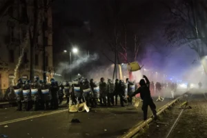 fotoreporter-sicurezza-manifestazioni-10 Manifestante accovacciato tra fumo e barriere durante gli scontri