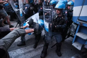 fotoreporter-sicurezza-manifestazioni-12 Manifestante accovacciato tra fumo e barriere durante gli scontri