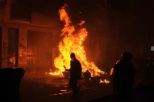 fotoreporter-sicurezza-manifestazioni-13 Incendio in strada durante una manifestazione notturna