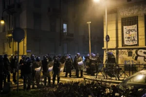 fotoreporter-sicurezza-manifestazioni-15 Forze dell’ordine schierate dietro le transenne durante una manifestazione